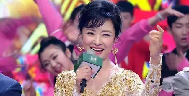 彼时倪萍主持《综艺大观》已有5年,这档节目让她引以为傲,而《综艺