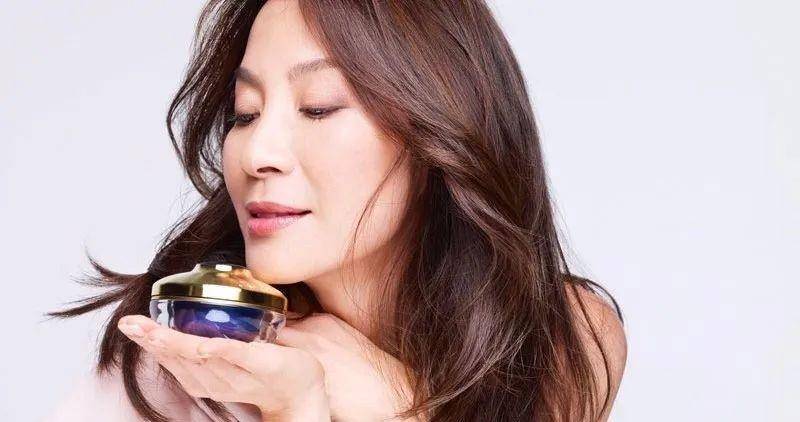 娇兰高端线御庭兰花代言人最早出现在奢侈品广告里的华人面孔之一,就