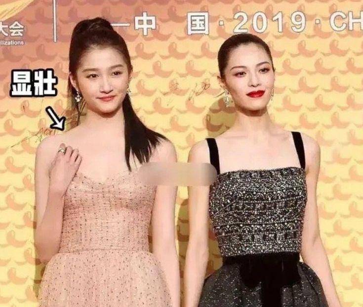 23岁关晓彤美貌不敌44岁李小冉同框被艳压网友气质硬伤