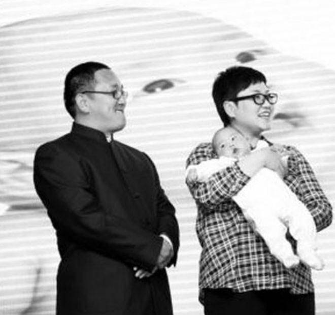 因为句号与妻子相识之前,曾经有过一段婚姻,并且与前妻育一个女儿