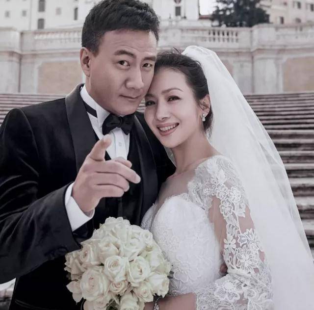胡军与妻子卢芳在这个物质至上的时代潮流下,杨绛先生曾提醒年轻的