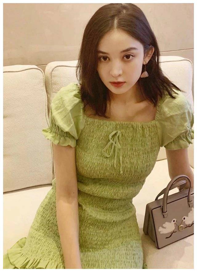娜莎饰演女主角沈忆恩,是时尚公司的女社长,剧中气场全开,就像a爆炸