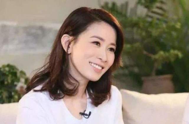曾疯狂追求张智霖,袁咏仪一直不想理她,如今44岁还