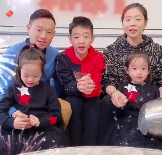 杨威夫妇为双胞胎女儿庆生,欢欢乐乐越长越不像,杨阳洋变帅小伙_一家
