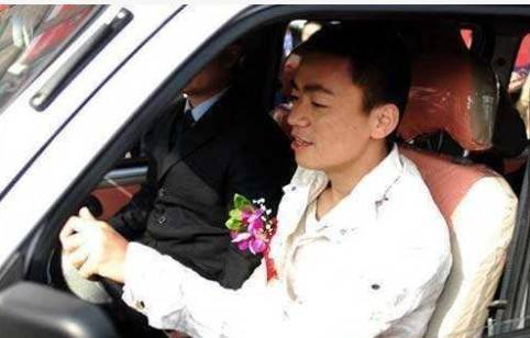 王宝强生活中啥样开豪车见友人座驾早已鸟枪换炮