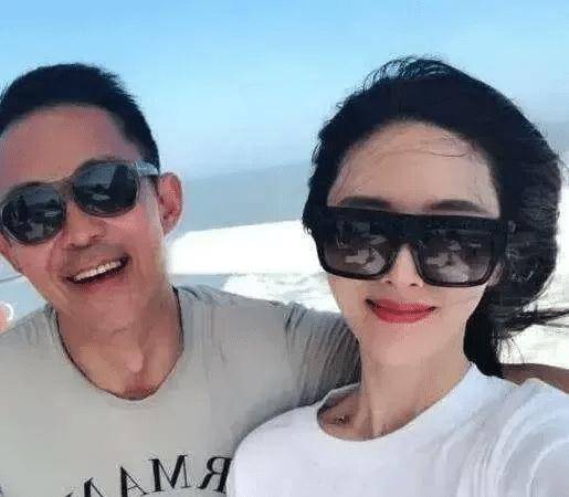 并且侯勇,自结婚后,也非常少出去演戏,常常带上娇