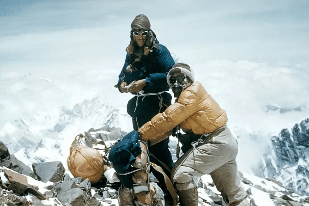 我觉得大家对于攀登珠穆朗玛峰的态度已经变得非常可怕,人们只想着
