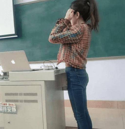 大学生晒出老师上课照片，引网友纷纷评论：贵校还收学生吗？