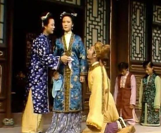 儿子,让小厮往他脸上吐唾沫,小厮居然上来就吐,可知这是经常的事,贾蓉
