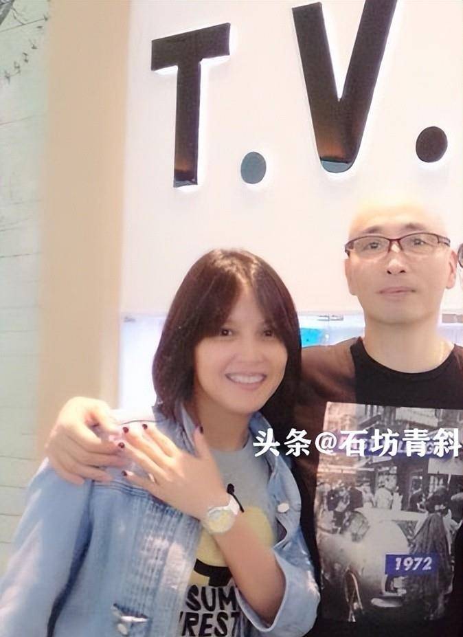 陈丽贞和老公李世雄入行后也和"新视"的男艺人传过恋情,但皆是没有