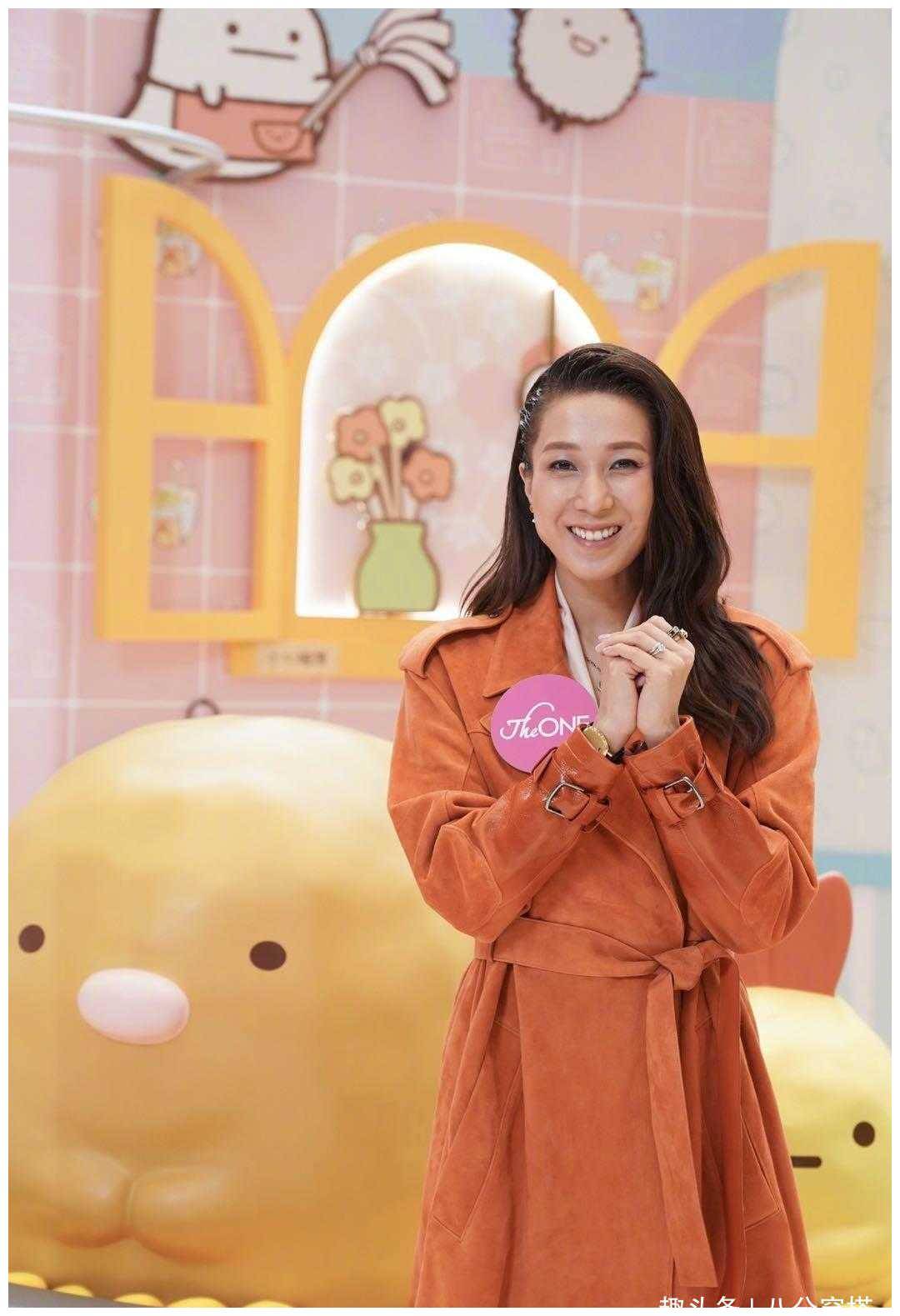 原创tvb女神钟嘉欣美得犯规身穿拼接棕色大衣时髦精致优雅高