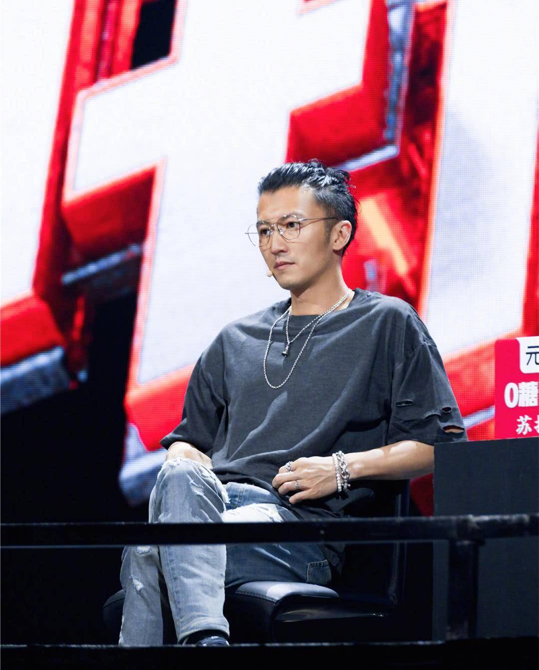 原创40岁谢霆锋还是那么潮梳脏辫搭配破洞t恤戴眼镜痞帅不输当年