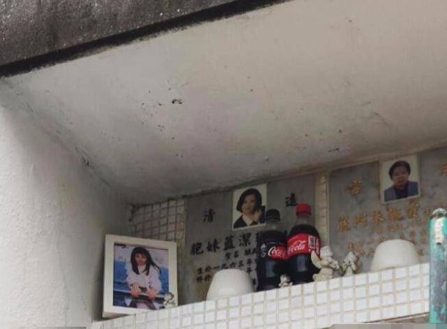 蓝洁瑛受损墓碑已修复完整碑前摆放她生前爱喝饮料和年轻照片
