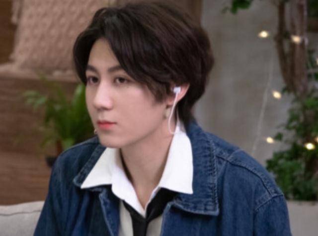 从那之后,邵明明一直被人说娘,没有阳刚之气,而