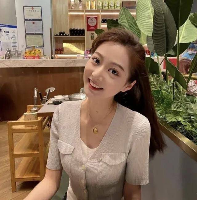 领诵女孩冯琳火了穿小白裙扎马尾清纯如初恋不愧传媒最美校花
