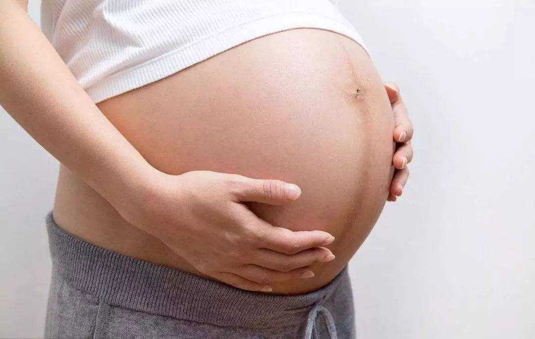 孕肚＂往上顶＂和＂向下垂＂,和胎儿性别无关,但和两个方面有关
