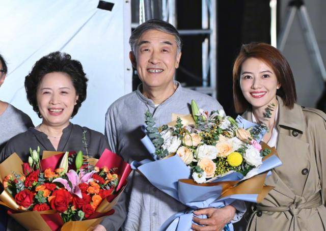 41岁高圆圆产后复出啦,新剧《完美伴侣》杀青,看阵容都觉得稳了_王耀