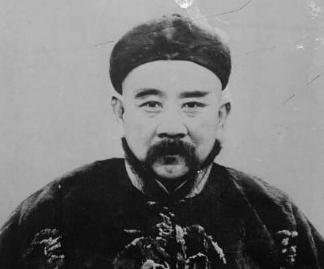 张勋复辟失败被通缉,全国上下骂他是逆贼,孙中山的很