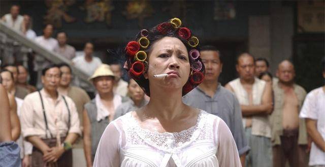 现在回想起包租婆那个造型还是蛮有意思的,卷着一头的卷发,嘴里叼着