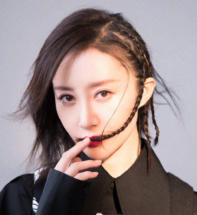 这样的两边的不对称发型,加上干练的黑色西装,艳丽的红唇,这样的舒畅