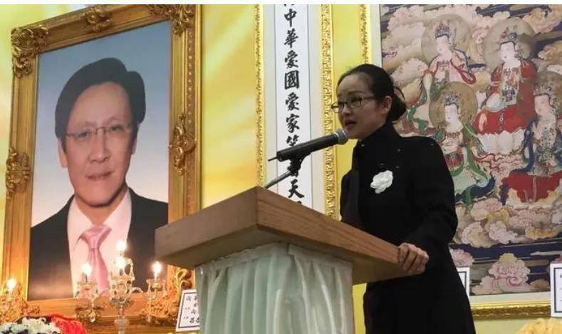 向华强依旧是业界大佬,侄向左也娶了郭碧婷,妻子端木樱子依旧在怀念他
