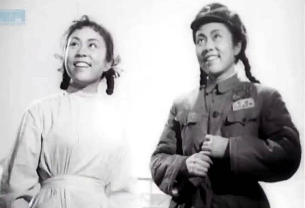 1957年,杨洸在曹会渠,王润身主演的电影《长空比翼》中,一人分饰两角