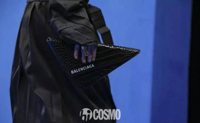 t型台穿上balenciaga的"newuniforms",姑娘上班都有底气了_巴黎世家