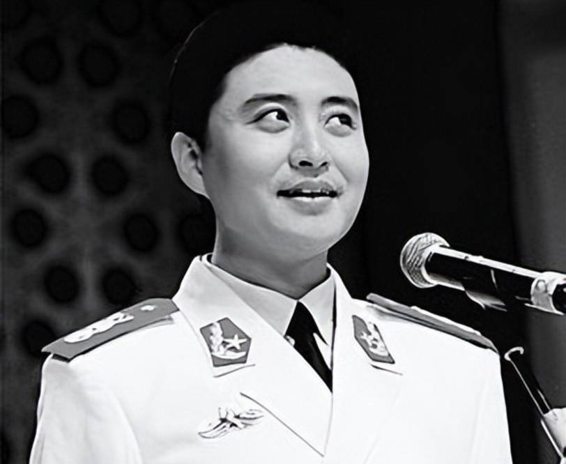 央视主持45岁周炜近况:满头白发皱纹严重,跟妻站在一起像父女_媳妇