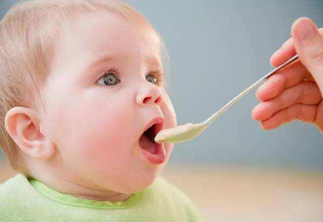 宝宝添加辅食,牢记8个原则,让孩子吃得好更健康