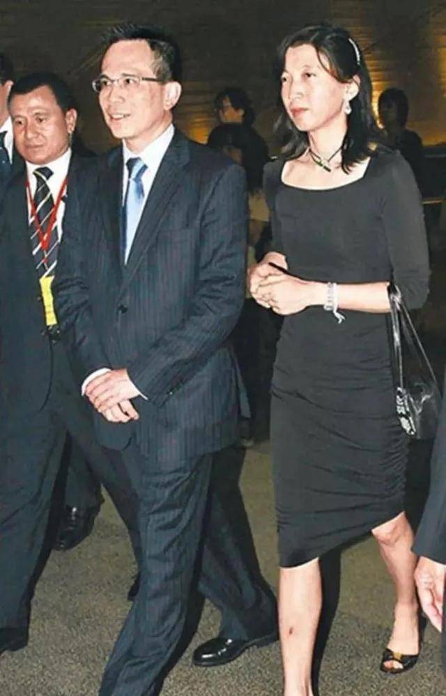 原创豪门长子专宠20年的女人王俪桥连生3女照样得到李嘉诚支持