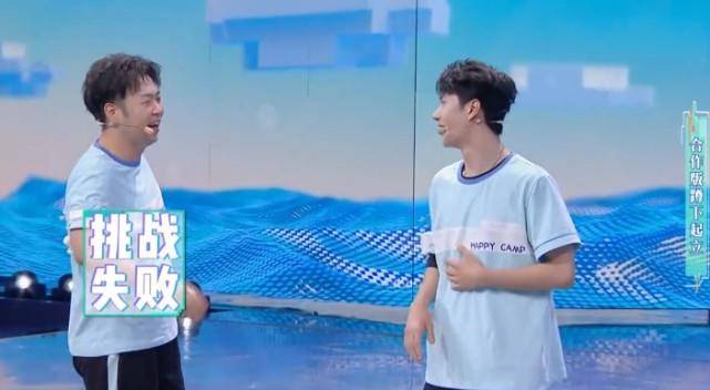 王一博杜海涛合作蹲下起立,被导演"警告",看他腿是怎么放的?
