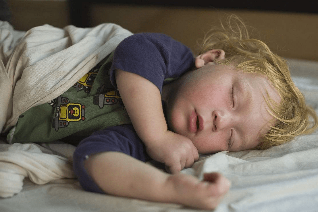 宝宝的睡相里藏着＂小秘密＂,暗示他们身体不适,家长要学会辨别