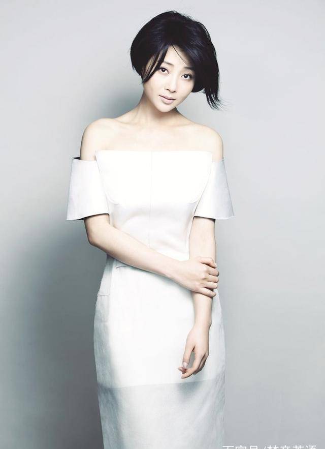 秦鸣悦是一个90后的年轻女演员,16岁的时候就出演