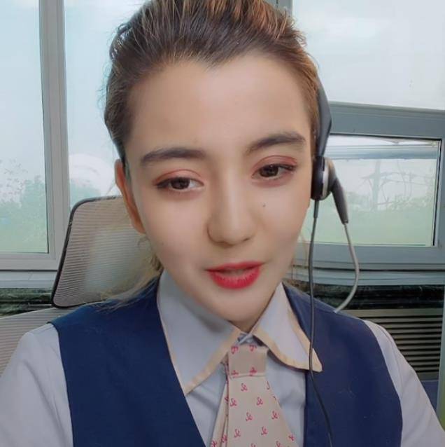 新疆女主播撞脸迪丽热巴,五官简直粘贴复制,她回应说是热巴远亲_眼睛