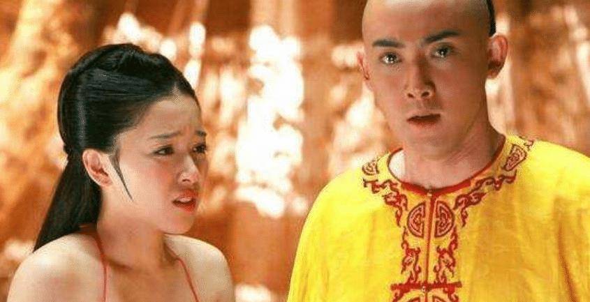 而不是说纳妾纳了9个,比如和珅的第一任老婆是冯雯雯,直隶总督冯英廉