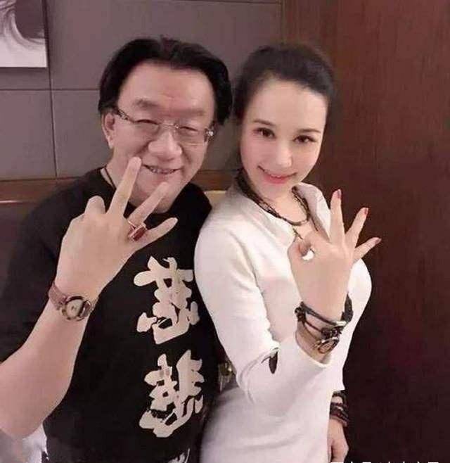 原创常贵田追悼会上夫人闻克礼痛哭拥抱侯耀华看来侯二是热心肠