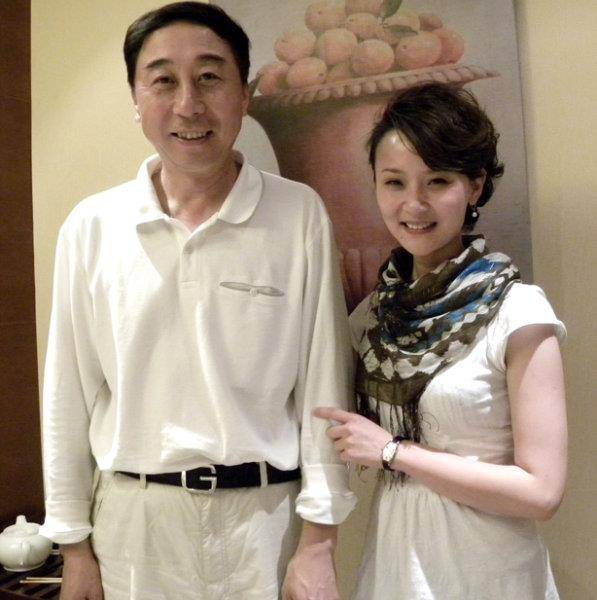 原创艾慧结婚40年被冯巩宠成宝用智慧化解婚姻危机旺夫又旺子