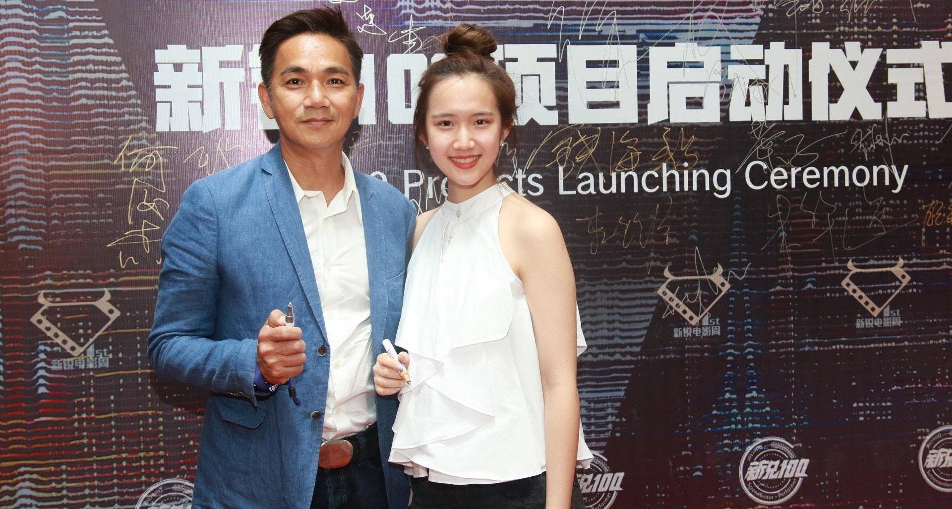 骆达华18岁女儿晒仙气毕业照,着黑色长裙大秀长腿,学府争着要_骆欣