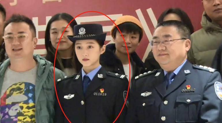 关晓彤新剧警服造型没有精修的颜值真实看着像高中生