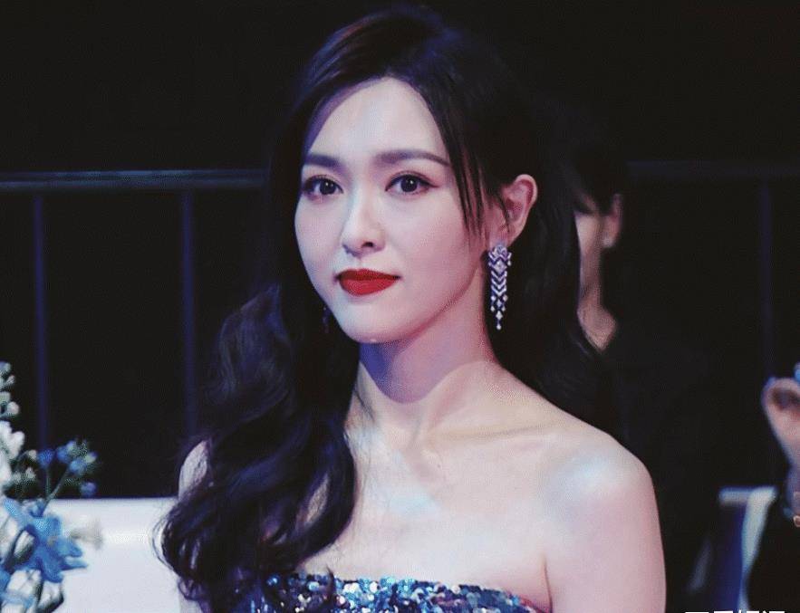 原创37岁唐嫣现身活动生图下的腿火上热搜这腿围是真实存在的吗