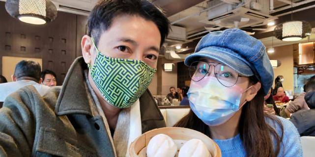 原创吕颂贤52岁生日和太太吃素晒恩爱合影两人选择丁克享受二人世界