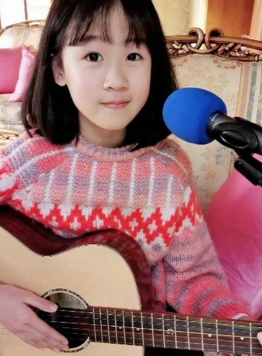 原创鲍蕾晒大女儿弹吉他12岁贝儿越来越像陆毅身后的妹妹更是亮点