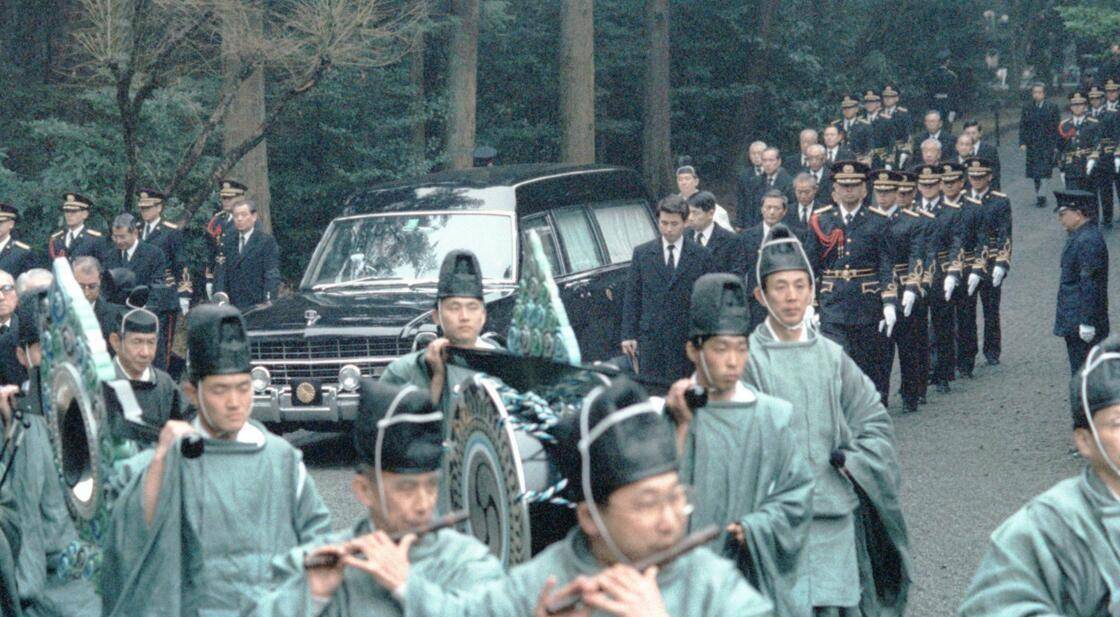 推古天皇(第三十三代天皇,日本首位女天皇),后小松天皇(第一百代天皇