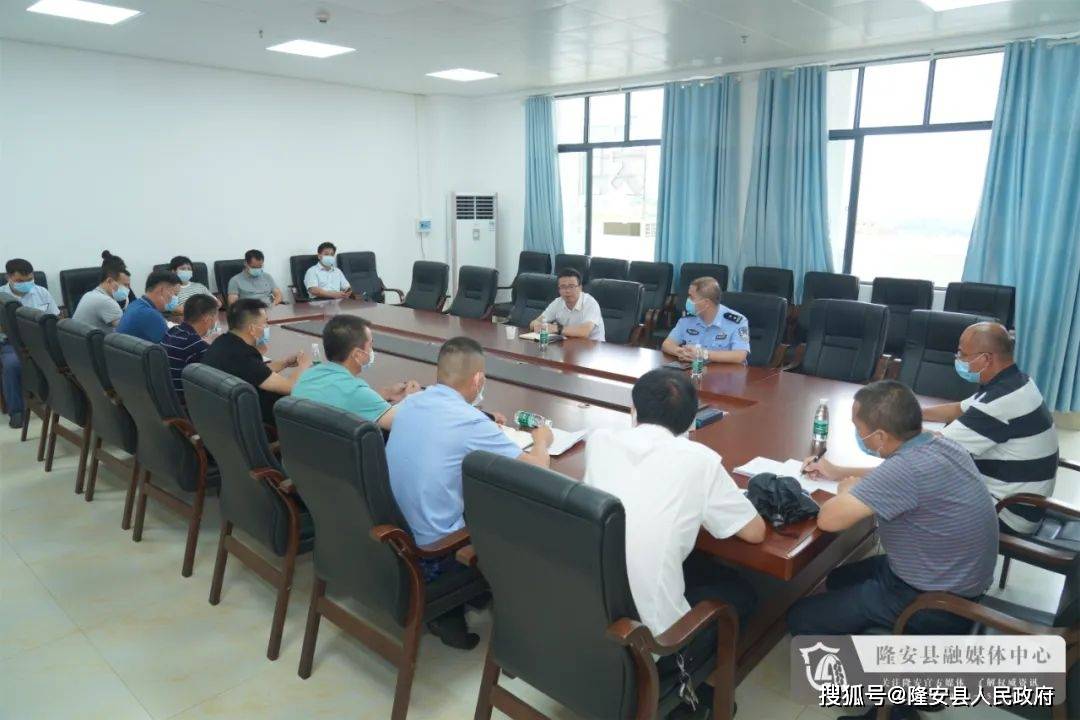 王亚楠一行先后来到县教育局,隆安中学本部考点以及隆安中学震东校区