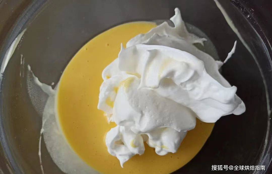 乳沫类蛋糕1 主要原料:面粉,蛋,糖.2.