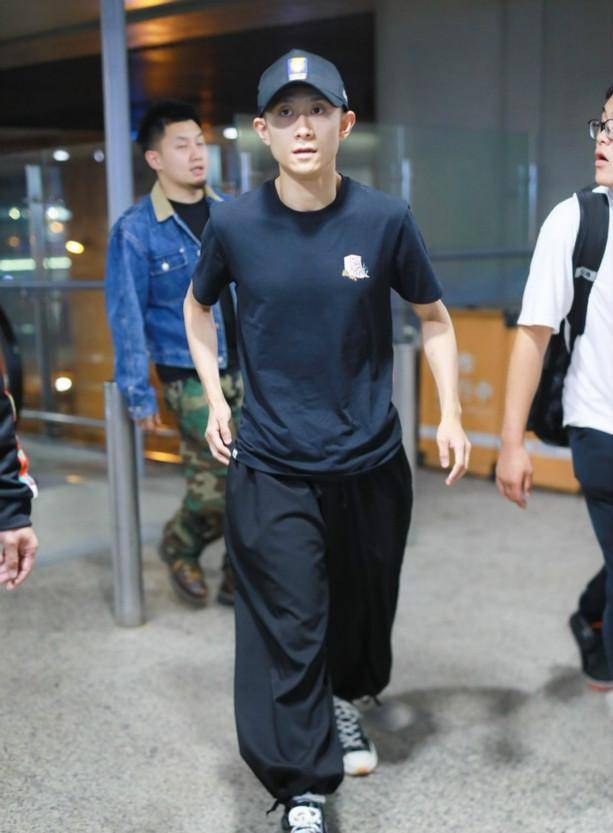 原创张一山曝光街拍近照气质满满路人表示这也太瘦了吧