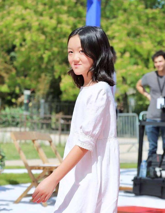 在李嫣出生的时候,患有先天性唇腭裂,因此,王菲和李亚鹏建立了嫣然