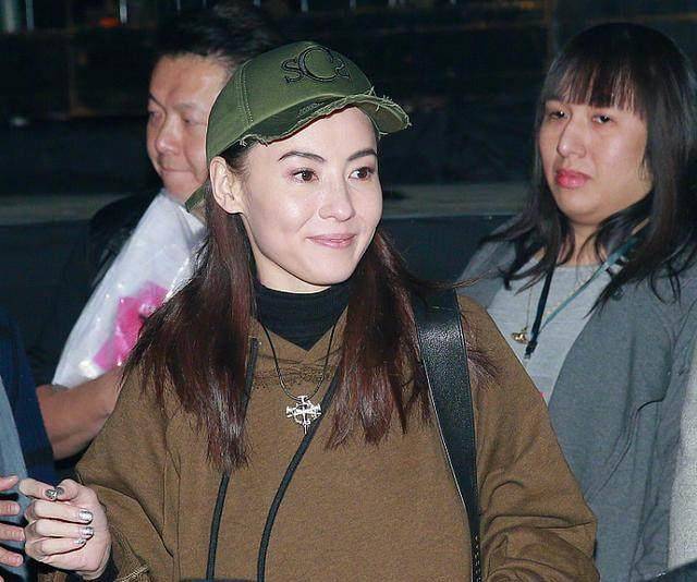 37岁张柏芝未修图近照素颜出镜笑容满面为照顾孩子沧桑不少