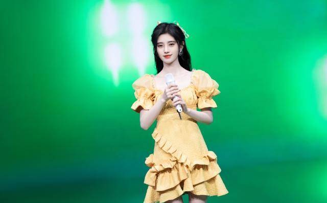 26岁鞠婧祎穿长裙现身,侧身摆拍状态迷人,少女身材藏不住_皮肤_裙摆