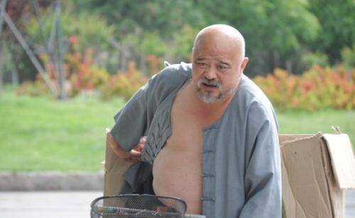65岁李琦近况曝光,牙齿几乎掉光,胡子全白,喝酒抽烟恶疾缠身_生活